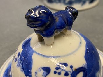 Een Chinees vijfdelig blauw-wit kaststel, Kangxi merk, 19e eeuw
